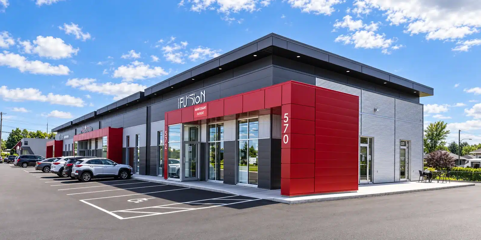 Bâtiment commercial blanc et rouge réalisé par Constructions M