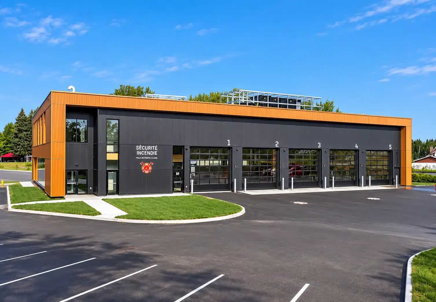 Bâtiment moderne à cadre orange réalisé par Constructions M