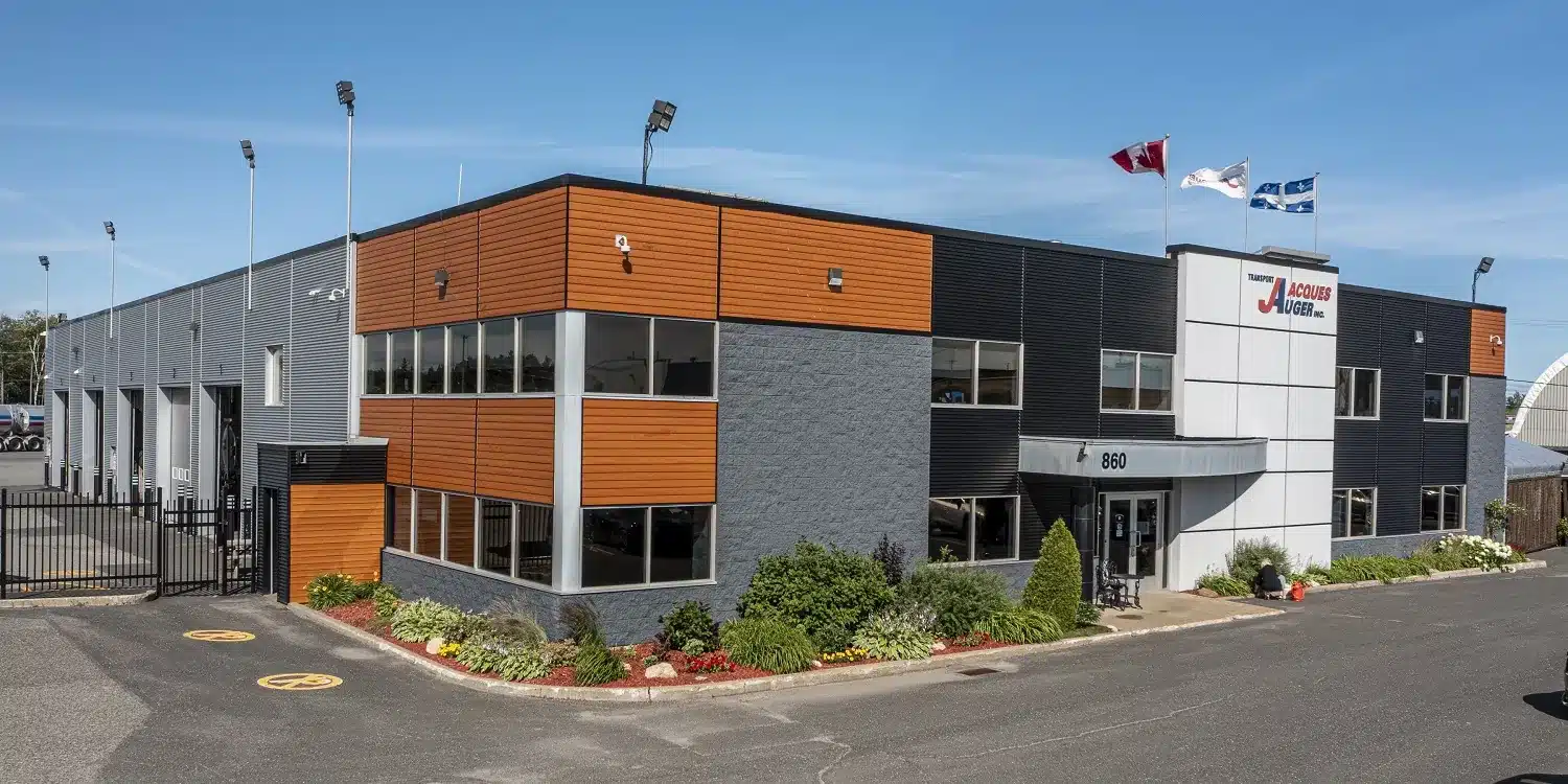 Bâtiment commercial gris et orange réalisé par Constructions M